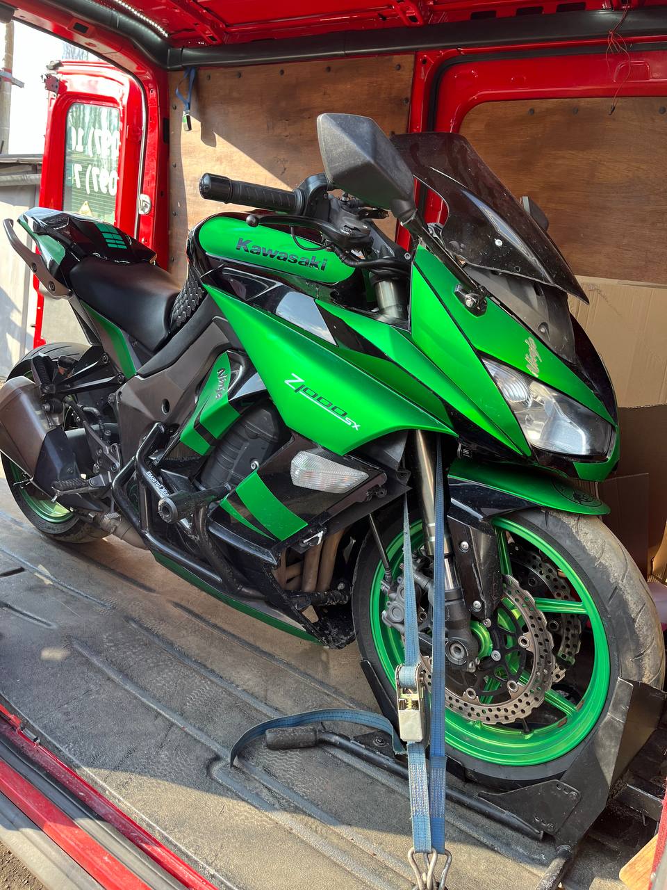 Kawasaki Ninja 1000SX — спорттурер. Видно аеродинамічний обтічник, LED оптику та спортивну посадку.